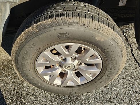 Used 2017 Toyota Tacoma SR5 image 9