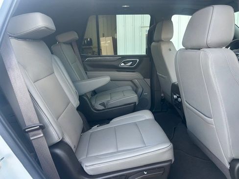 Used 2022 GMC Yukon SLT w/ SLT Premium Package image 8