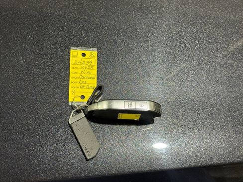 Used 2025 Kia Carnival FWD image 45