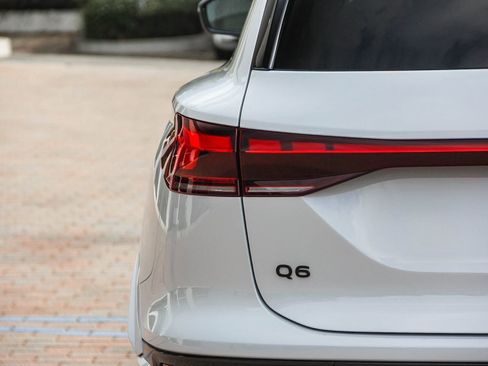 Certified 2025 Audi Q6 e-tron Premium Plus image 8