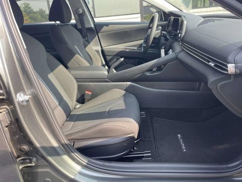 Certified 2025 Hyundai Elantra SE w/ Cargo Package FWD image 10