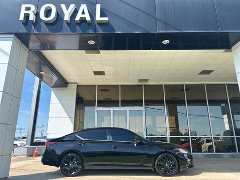 Used 2022 Nissan Altima 2.5 SR w/ Midnight Edition Package AWD/4WD image 1
