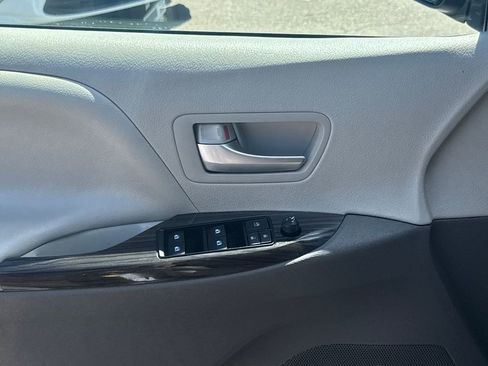 Used 2020 Toyota Sienna XLE w/ XLE Navigation Package AWD/4WD image 39