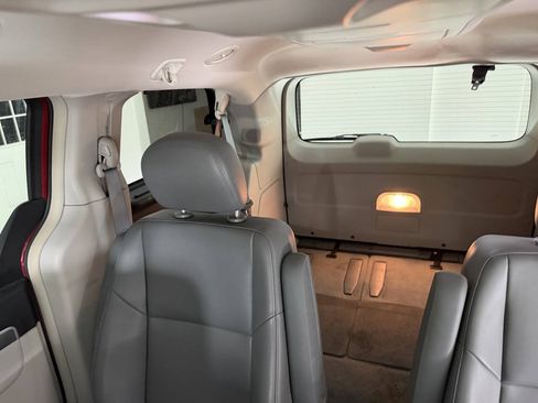 Used 2012 Volkswagen Routan SE FWD image 17