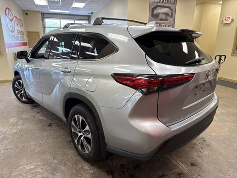 Used 2022 Toyota Highlander XLE AWD/4WD image 8