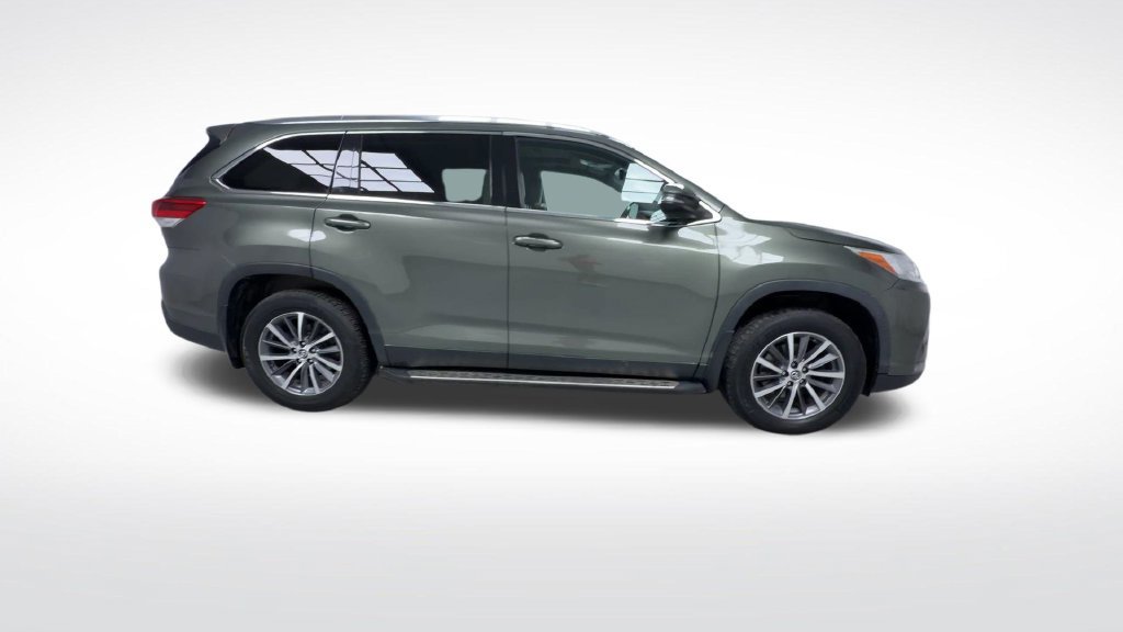 Used 2019 Toyota Highlander XLE AWD/4WD image 9
