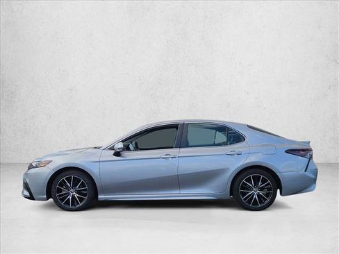 Used 2024 Toyota Camry SE image 9