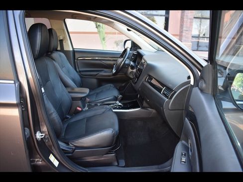 Used 2017 Mitsubishi Outlander SEL image 34