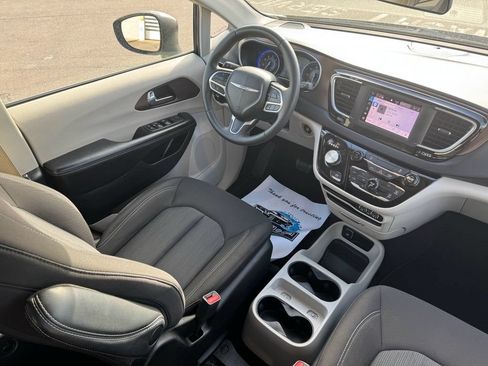Used 2022 Chrysler Voyager LX FWD image 20