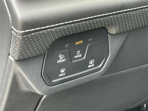 Used 2025 Volkswagen Atlas SEL AWD/4WD image 19