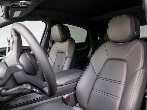 Used 2025 Porsche Cayenne image 5
