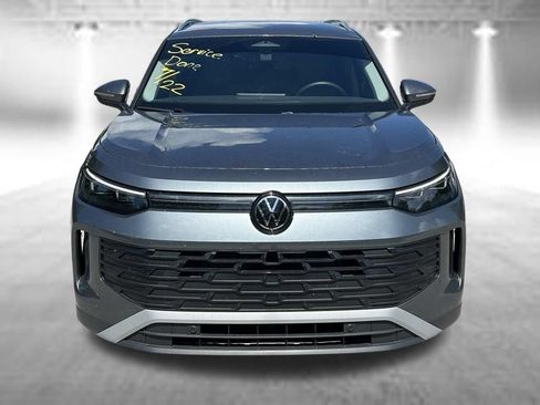 Certified 2025 Volkswagen Tiguan SE FWD image 2