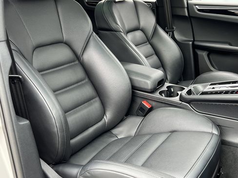 Certified 2025 Porsche Macan image 16