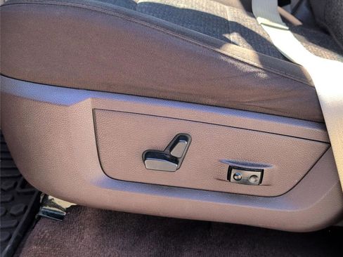 Used 2018 RAM 1500 SLT image 12