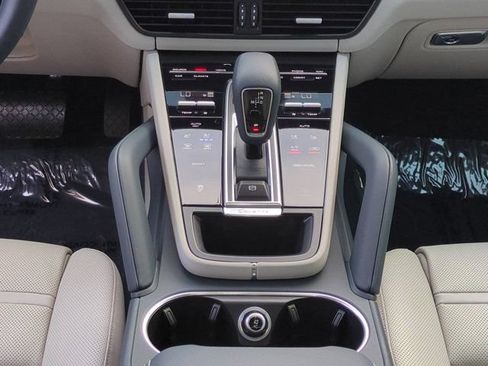 Used 2020 Porsche Cayenne AWD/4WD image 18