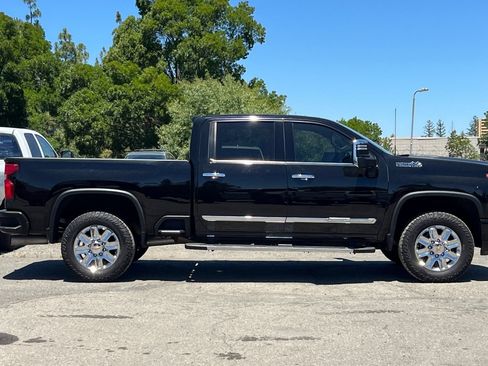 Used 2024 Chevrolet Silverado 2500 High Country AWD/4WD image 3