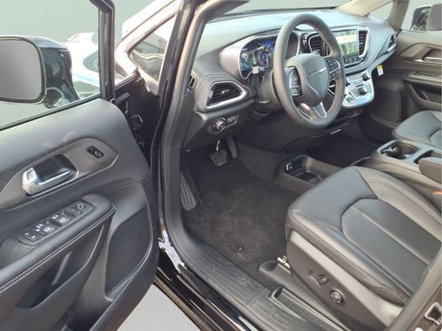 New 2026 Chrysler Pacifica Select image 10