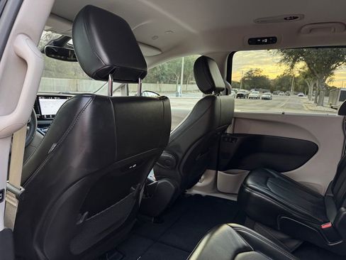 Used 2024 Chrysler Pacifica Touring-L image 19