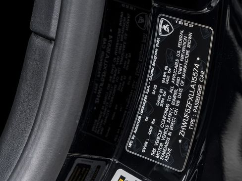 Used 2020 Lamborghini Huracan EVO RWD image 11