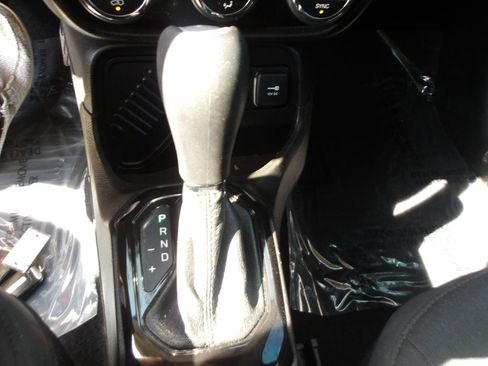 Used 2017 Jeep Renegade Altitude image 25