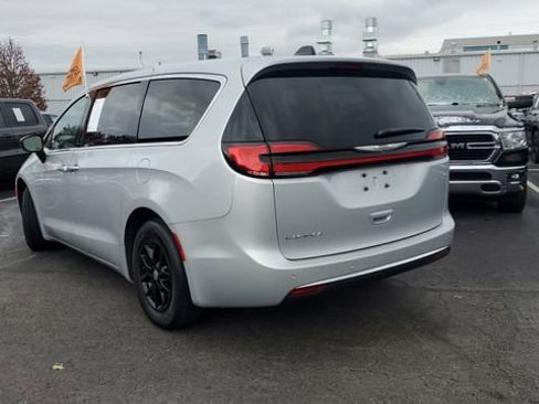 Certified 2024 Chrysler Pacifica Touring-L image 2