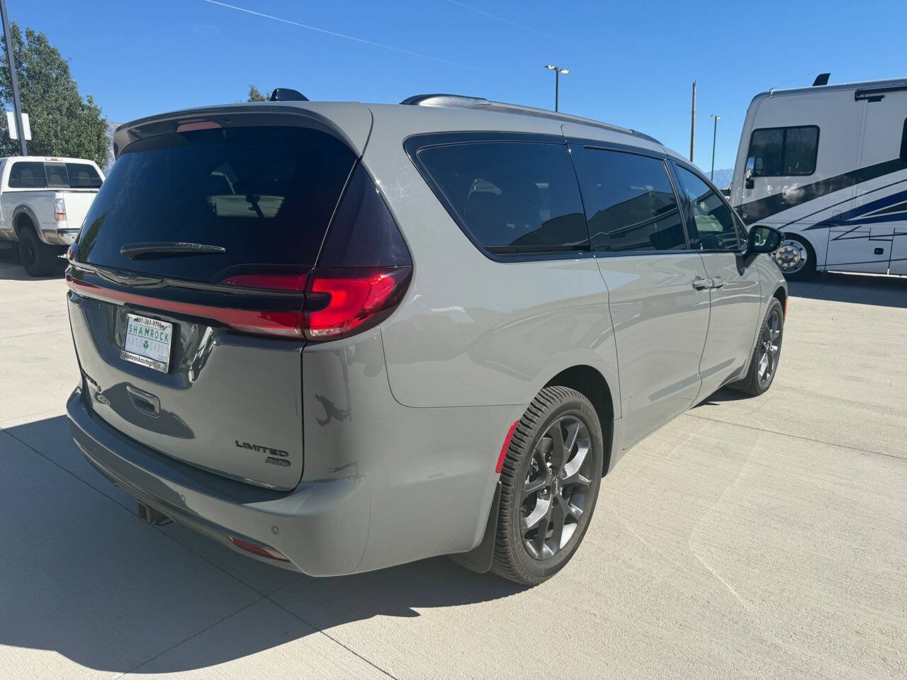 Used 2023 Chrysler Pacifica Limited w/ Uconnect Theater Family Group AWD/4WD image 3