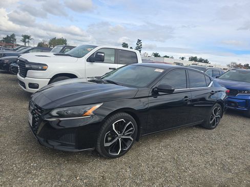 Used 2023 Nissan Altima 2.5 SR FWD image 2