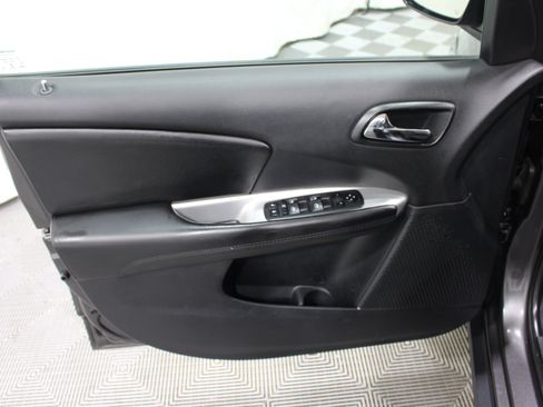 Used 2020 Dodge Journey SE FWD image 4
