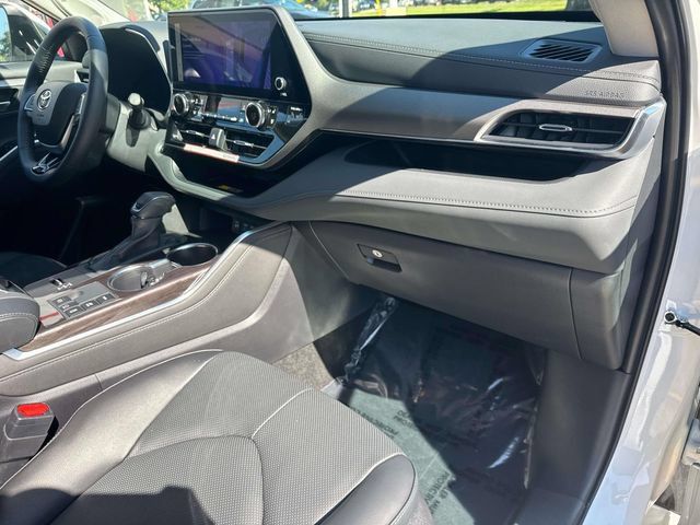 Used 2026 Toyota Highlander Limited AWD/4WD image 17