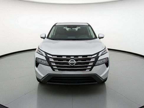 Used 2025 Nissan Rogue SV image 2