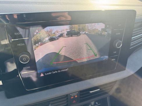 Used 2025 Volkswagen Jetta SE image 23