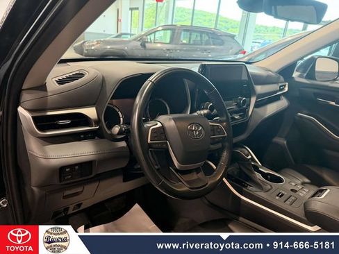 Used 2023 Toyota Highlander XLE AWD/4WD image 12