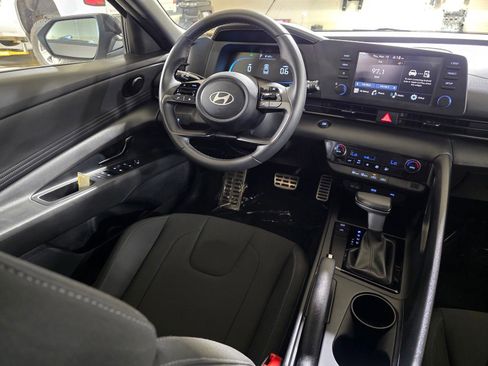 Certified 2025 Hyundai Elantra Sport image 19
