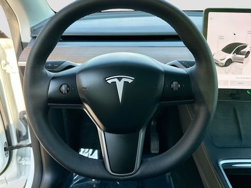 Used 2024 Tesla Model Y Long Range AWD/4WD image 16