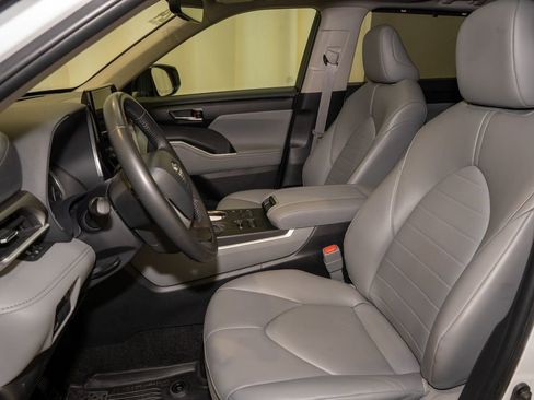 Used 2024 Toyota Highlander XLE image 13