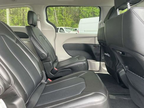 Used 2024 Chrysler Pacifica Touring-L image 18