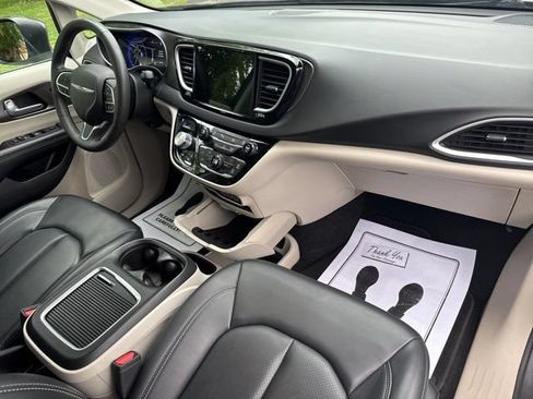 Used 2023 Chrysler Pacifica Touring-L FWD image 15