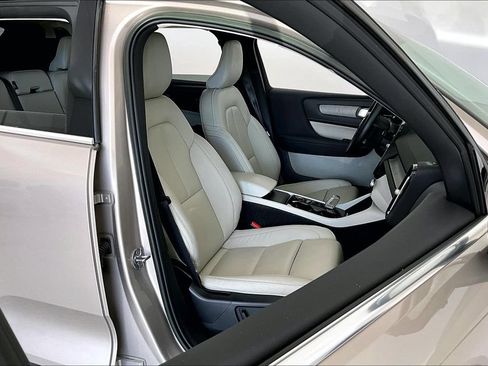Certified 2023 Volvo XC40 B5 Plus AWD/4WD image 8