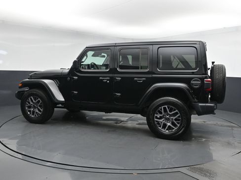 Used 2025 Jeep Wrangler Unlimited Sahara AWD/4WD image 4