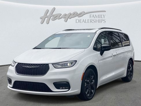 New 2026 Chrysler Pacifica Limited image 7