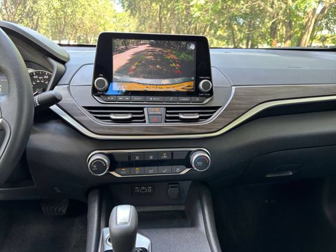 Used 2025 Nissan Altima 2.5 SV FWD image 14