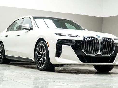 Used 2025 BMW 740i RWD image 4
