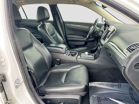 Used 2022 Chrysler 300 Touring L image 2