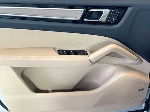 Certified 2023 Porsche Cayenne Platinum Edition image 11