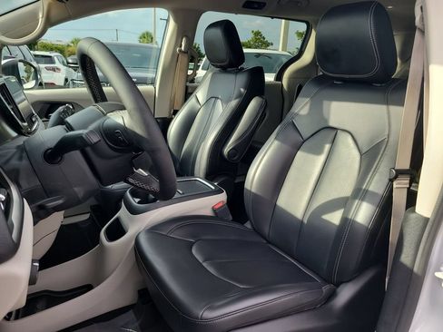 Used 2023 Chrysler Pacifica Touring-L FWD image 22