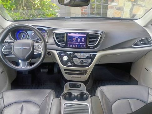 Used 2020 Chrysler Pacifica Touring-L Plus w/ Tire & Wheel Group image 44