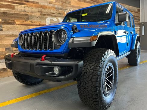 Used 2025 Jeep Wrangler Unlimited Rubicon AWD/4WD image 7