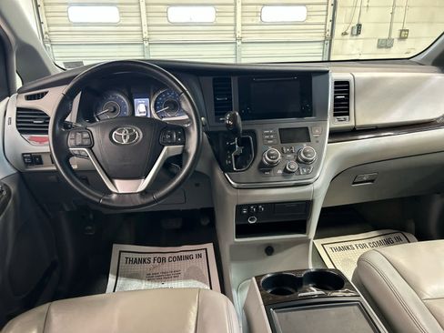 Used 2015 Toyota Sienna XLE FWD image 4