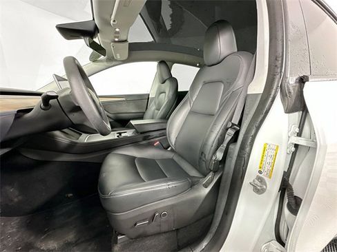 Used 2022 Tesla Model Y Long Range image 17