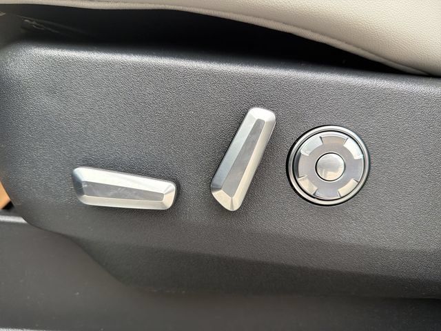 New 2025 Lincoln Navigator Reserve AWD/4WD image 12
